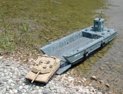 Das Landungsboot ist ein Eigenbau aus Holz und Fiberglas ("Mechanized Landing Craft -LCM-8"). Der Antrieb sind zwei Speed 400 mit 6 Zellen von 1500mAh. Die Klappe wird mit einem modifizierten Servo gesteuert. Länge 640 mm, Breite 180mm.