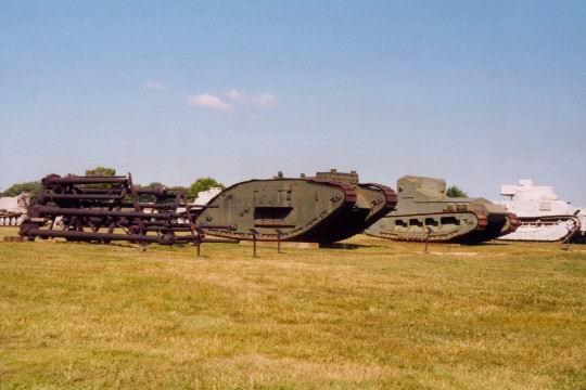 Panzer des ersten Weltkriegs, links daneben einige Geschützrohre