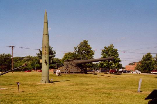 Amerikanische 16-Inch-Kanone, davor eine Pershing-Rakete