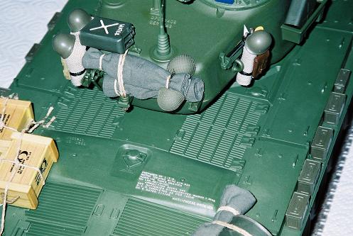 Stahlhelme mit Tarnnetz