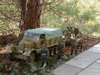 FAMO Halbkettenfahrzeug (Eigenbau) mit Artillerie