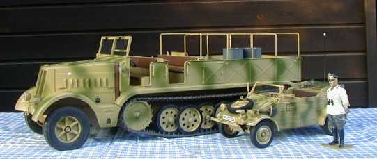 FAMO Halbkettenfahrzeug, schwerer Zugkraftwagen 18t / Sd.Kfz.9 (Eigenbau) zusammen mit Kübelwagen Typ82