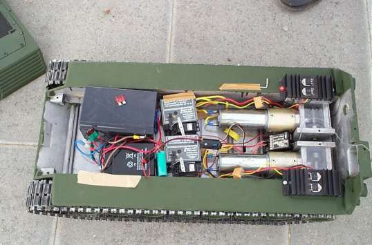 sehr starke Antriebsmotoren mit Getriebe 7-29 Volt max 2,2 Ah... Akkus und RC alles nur mal für die Probefahrt angeschlossen wird später natürlich sauber verlegt