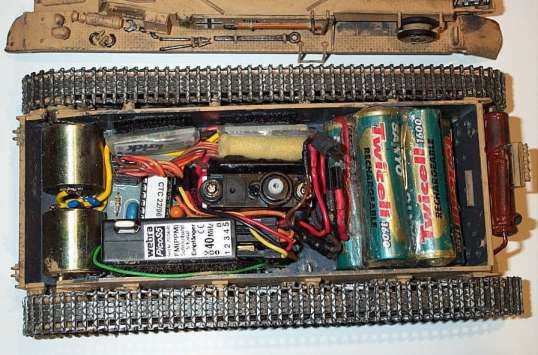 2Faulhaber mit Getriebe.5Kanal Microempfänger. 6Volt 1,6Ah Mignon Akkus!!2Microfahrtregler sowie Conrad Kreuzmischer.Servo für Turmdrehung.Vielen Dank an TORSTEN !!!der mir dieses Superteil gebaut hat (elektonik) Lack und Alterung ich *g* gesamtkosten ca