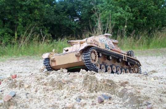 die Empfängerantenne (grün)befindet sich unter der Panzerwanne Reichweite min.15 Meter nur sieht man ihn dann kaum noch