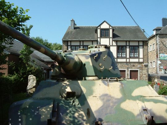 Der Königs Tiger wurde damals von den Deutschen an genau dieser Stelle zurück gelassen. Im Hintergrund das Museum.