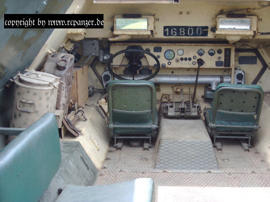 Blick auf den Fahrersitz der OT-810 Halbkette, ein tschechischer Nachbau des sdkfz 251, womit Rundfahrten möglich sind.