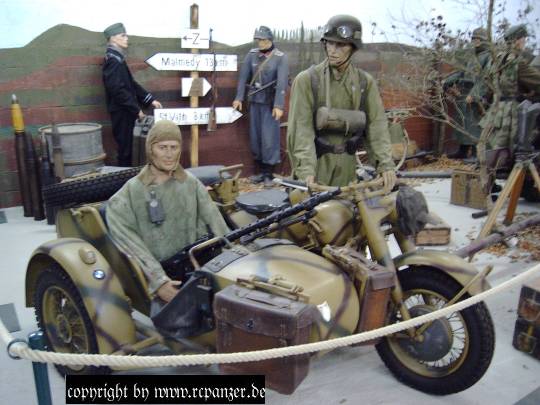 Ein BMW R75 Gespann.