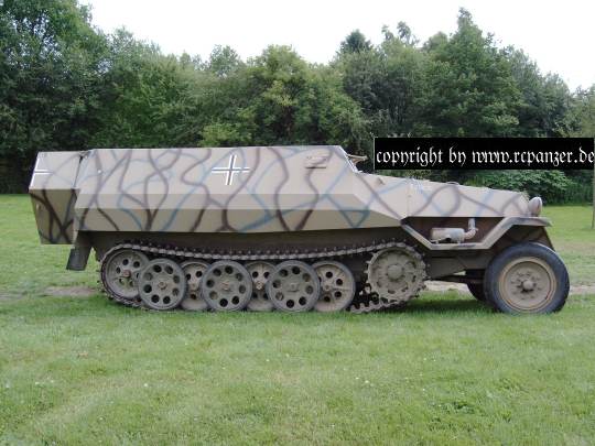 OT-810 Halbkette, ein tschechischer Nachbau des sdkfz 251, womit Rundfahrten möglich sind.