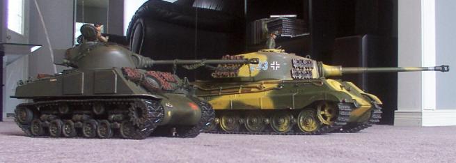 Tamiya´s Tiger II im Maßstab 1/16, Panzer VI, Sd.Kfz.182 und Sherman-FireFly - den es in dieser Zusammenstellung nie gab! Die Amerikaner haben die 17 Pfund Kanone nicht benutzt und nie HVSS-Laufwerke an die Briten geliefert.
