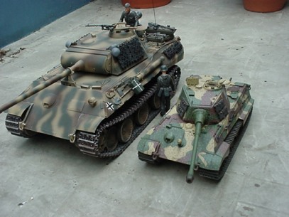 Panther, Panzer V, Sd.Kfz.171 im Maßstab 1/10 in ganz Alubauweise, zum Größenvergleich der kleine Tiger II im Maßstab 1/16 rechts daneben