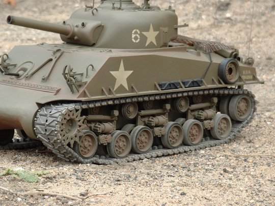Tamiya´s Sherman M4A3 105mm Haubitze mit HVSS-Laufwerk als Full-Option-Kit