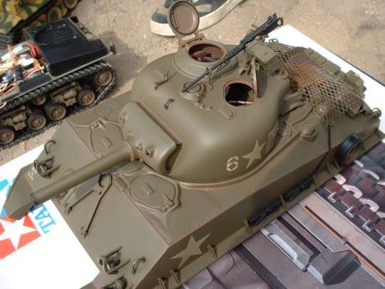 Tamiya´s Sherman M4A3 105mm Haubitze mit HVSS-Laufwerk als Full-Option-Kit