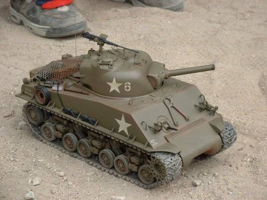 Tamiya´s Sherman M4A3 105mm Haubitze mit HVSS-Laufwerk als Full-Option-Kit