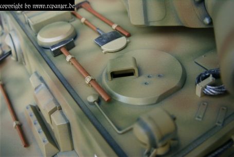 Tiger I Ausf. E von Tamiya - Maßstab 1/16 - Panzer VI, Sd.Kfz.181 - Detail Fahrerluke und Werkzeug