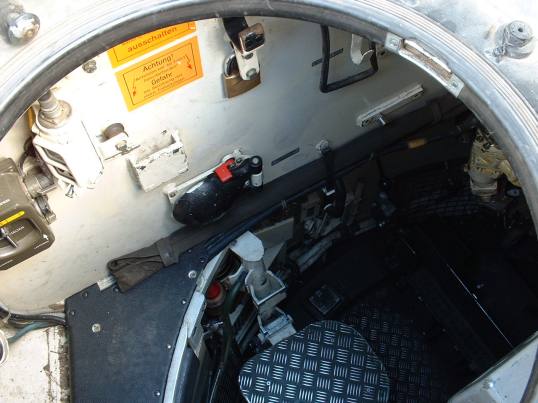 Der Arbeitsplatz des Ladeschützen. Ich hatte eine KE mit Hülse in der Hand - Sch... schwer!