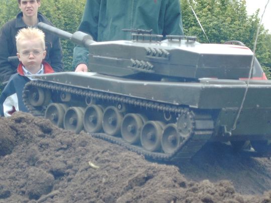 Der Leo von Tanktom mit Verbrennungsmotor, die Abgase sind nicht zu übersehen
