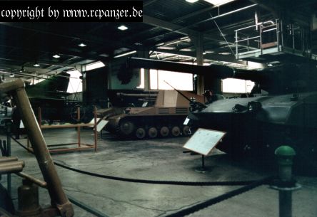 rechts im bild: ein früher Prototyp des Leopard 2. Im Turm wurde eine automatische Ladeeinrichtung für die BK getestet